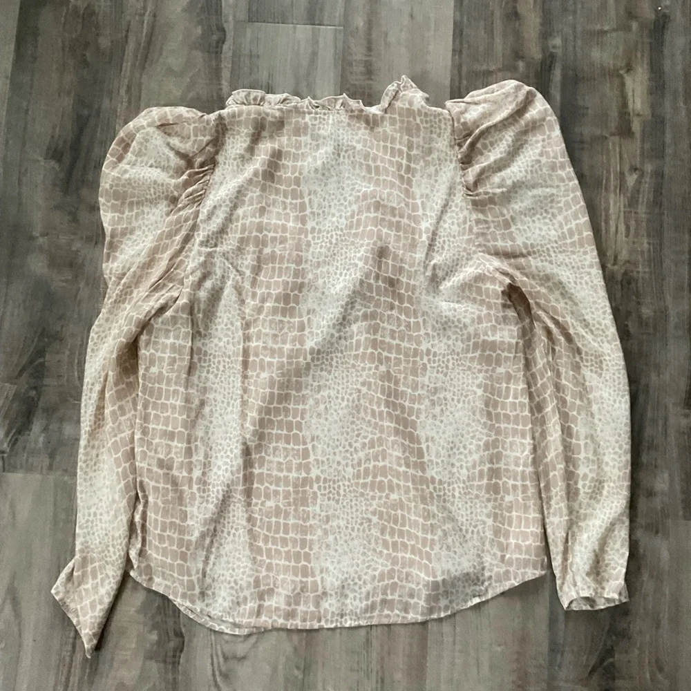Anna Cate Croc Print Blouse M Puff Sleeve Tan - Picture 7 of 7
